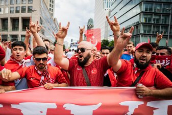 Türkische Fans zeigen den Wolfsgruß.