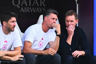 Sind ein eingespieltes Team und schätzen sich gegenseitig: Bundestrainer Julian Nagelsmann im Gespräch mit Co-Trainer Sandro Wagner (M). Sind ein eingespieltes Team und schätzen sich gegenseitig: Bundestrainer Julian Nagelsmann im Gespräch mit Co-Trainer Sandro Wagner (M).