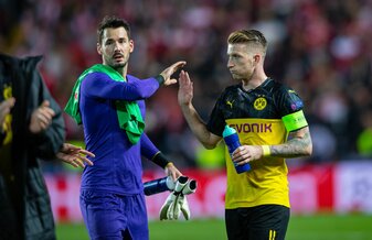 Der ehemalige BVB-Torwart Roman Bürki (l) rät Marco Reus zu einem Wechsel nach Amerika. Der ehemalige BVB-Torwart Roman Bürki (l) rät Marco Reus zu einem Wechsel nach Amerika.