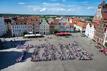 Hunderte Menschen versammelten sich in Greifswald und bildeten gemeinsam den Namen «Toni».