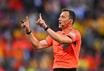 Vor dem EM-Halbfinale zwischen den Niederlanden und England gibt es Diskussionen um die Ansetzung von Schiedsrichter Felix Zwayer. Vor dem EM-Halbfinale zwischen den Niederlanden und England gibt es Diskussionen um die Ansetzung von Schiedsrichter Felix Zwayer.