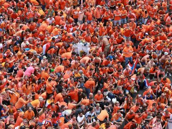 Oranje überall: Riesiger Fanmarsch in Dortmund Oranje überall: Riesiger Fanmarsch in Dortmund