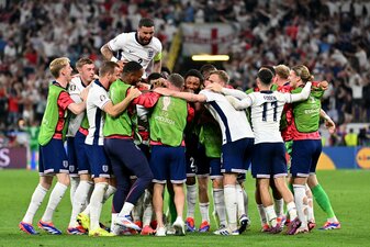 Englands Spieler bejubeln das späte Tor zur 2:1-Führung. Englands Spieler bejubeln das späte Tor zur 2:1-Führung.