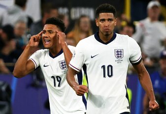 Englands Ollie Watkins (l) jubelt mit Teamkollege Jude Bellingham über seinen Treffer zum 2:1 gegen die Niederlande. Englands Ollie Watkins (l) jubelt mit Teamkollege Jude Bellingham über seinen Treffer zum 2:1 gegen die Niederlande.