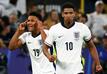 Englands Ollie Watkins (l) jubelt mit Teamkollege Jude Bellingham über seinen Treffer zum 2:1 gegen die Niederlande.