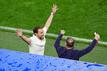 Englands Trainer Gareth Southgate (l) jubelt nach dem Schlusspfiff über den Finaleinzug