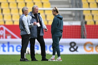 Vom EM-Fieber und dem Auftreten der DFB-Männer wollen Horst Hrubesch Fußballerinnen etwas in ihren Olympia-Sommer mitnehmen. Vom EM-Fieber und dem Auftreten der DFB-Männer wollen Horst Hrubesch Fußballerinnen etwas in ihren Olympia-Sommer mitnehmen.