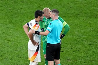 Schiedsrichter Michael Oliver spricht mit den Kapitänen Ilkay Gündogan (l.) und Dänemarks Kasper Schmeichel. Schiedsrichter Michael Oliver spricht mit den Kapitänen Ilkay Gündogan (l.) und Dänemarks Kasper Schmeichel.