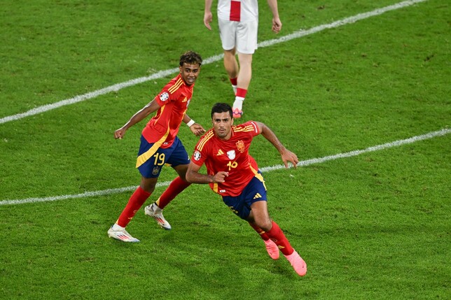 Spaniens Rodri (r) lobt den Lerneifer von Super-Teenager Lamine Yamal