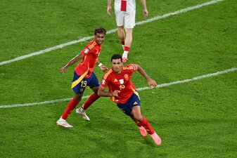 Spaniens Rodri (r) lobt den Lerneifer von Super-Teenager Lamine Yamal Spaniens Rodri (r) lobt den Lerneifer von Super-Teenager Lamine Yamal