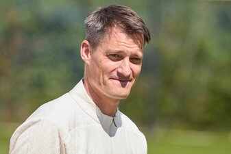 Der neue Cheftrainer Alexander Blessin gewann das erste Testspiel mit dem FC St. Pauli. Der neue Cheftrainer Alexander Blessin gewann das erste Testspiel mit dem FC St. Pauli.