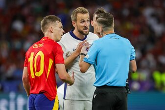 Spaniens Dani Olmo (l) und Englands Harry Kane schossen jeweils drei Treffer. Spaniens Dani Olmo (l) und Englands Harry Kane schossen jeweils drei Treffer.