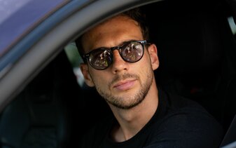 Er kommt mit dem Dienstwagen zur Untersuchung. Er kommt mit dem Dienstwagen zur Untersuchung.