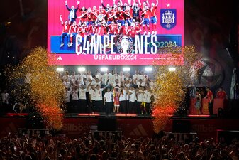 Zu einem großen internationalen Fußballsieg gehört auch immer großer nationaler Überschwang. Zu einem großen internationalen Fußballsieg gehört auch immer großer nationaler Überschwang.