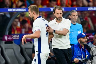 Kapitän Harry Kane hat dem abgetretenen englischen Nationaltrainer Gareth Southgate mit emotionalen Worten gedankt. Kapitän Harry Kane hat dem abgetretenen englischen Nationaltrainer Gareth Southgate mit emotionalen Worten gedankt.