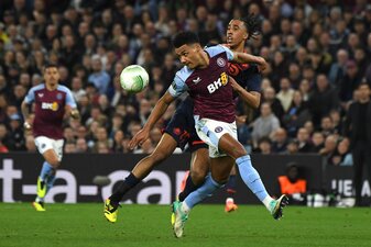 Der 18-jährige Leny Yoro (hinten) wechselt zu Manchester United. Der 18-jährige Leny Yoro (hinten) wechselt zu Manchester United.