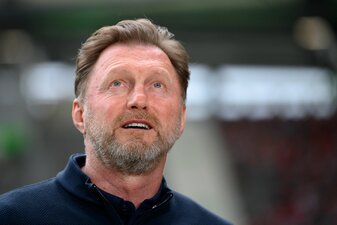 Den ersten Härtetest vor der Saison verliert Wolfsburgs Trainer Ralph Hasenhüttl mit seinem Team. Den ersten Härtetest vor der Saison verliert Wolfsburgs Trainer Ralph Hasenhüttl mit seinem Team.