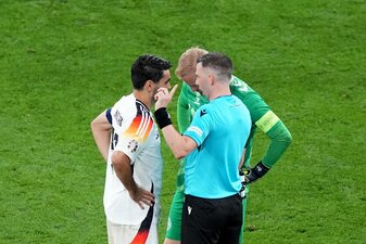 DFB-Schiedsrichter-Chef Kircher fordert bei der Umsetzung der sogenannten Kapitänsregel ein strenges und einheitliches Vorgehen der Referees. DFB-Schiedsrichter-Chef Kircher fordert bei der Umsetzung der sogenannten Kapitänsregel ein strenges und einheitliches Vorgehen der Referees.