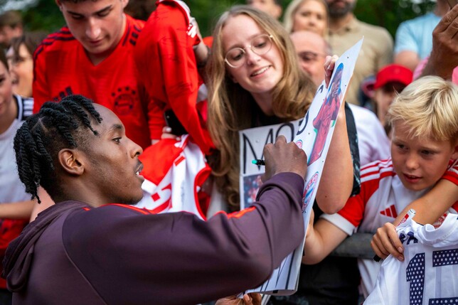 Die Autogramme der Bayern-Stars waren gefragt.