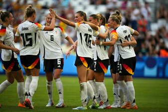 Nach Hegering Kopfball: Torjubel im DFB-Team. Nach Hegering Kopfball: Torjubel im DFB-Team.