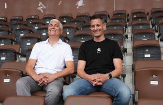 FC St. Paulis Sportchef Andreas Bornemann und Trainer Alexander Blessin haben in Fin Stevens die Außenverteidigerposition gestärkt. FC St. Paulis Sportchef Andreas Bornemann und Trainer Alexander Blessin haben in Fin Stevens die Außenverteidigerposition gestärkt.
