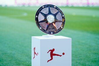 Um diese Meisterschale spielen in der kommenden Saison wieder 18 Zweitligisten Um diese Meisterschale spielen in der kommenden Saison wieder 18 Zweitligisten