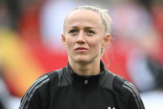 Schulter schmerzt: Stürmerin Lea Schüller Schulter schmerzt: Stürmerin Lea Schüller