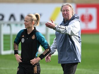 Eisatz offen: Horst Hrubsch und seine Mittelstürmerin Lea Schüller Eisatz offen: Horst Hrubsch und seine Mittelstürmerin Lea Schüller
