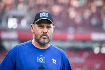 Hamburgs Trainer Steffen Baumgart hat mit der Taktik gegen den 1. FC Köln überrascht. Hamburgs Trainer Steffen Baumgart hat mit der Taktik gegen den 1. FC Köln überrascht.