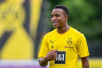 Bald in Frankreich? Wieder wird über die sportliche Zukunft von Moukoko spekuliert. Bald in Frankreich? Wieder wird über die sportliche Zukunft von Moukoko spekuliert.