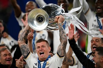Toni Kroos sammelt auch nach seiner Karriere noch Auszeichnungen. Toni Kroos sammelt auch nach seiner Karriere noch Auszeichnungen.