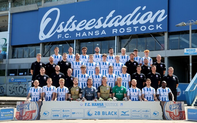 Auf den Trikots des FC Hansa Rostock wird weiter für den Energydrink «28 Black» geworben. Wegen der wiederholten Fankrawalle will der Hauptsponsor aber die Zusammenarbeit mit dem Club beenden.