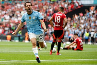 Manchester City gewinnt den Community Shield im Stadtderby gegen Manchester United. Manchester City gewinnt den Community Shield im Stadtderby gegen Manchester United.