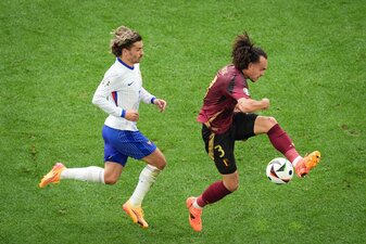 Wechselt zu Eintracht Frankfurt: Der belgische EM-Spieler Arthur Theate (r). Wechselt zu Eintracht Frankfurt: Der belgische EM-Spieler Arthur Theate (r).