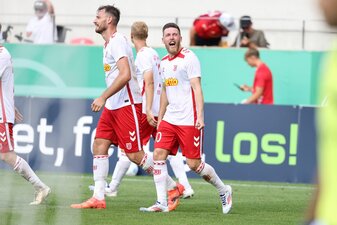 Regensburgs Christian Kühlwetter jubeln über Ballas Tor zum 1:0. Regensburgs Christian Kühlwetter jubeln über Ballas Tor zum 1:0.