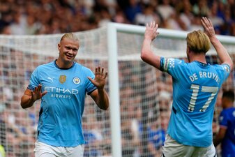 Erling Haaland bejubelt sein Tor mit Kevin De Bruyne. Erling Haaland bejubelt sein Tor mit Kevin De Bruyne.