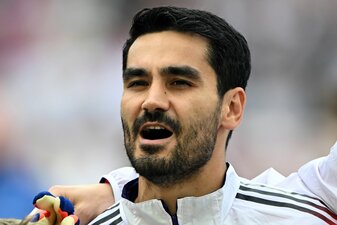 Beim EM-Aus: Die letzte Nationalhymne für Ilkay Gündogan. Beim EM-Aus: Die letzte Nationalhymne für Ilkay Gündogan.