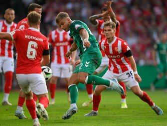 Keke Topp (Mitte) trifft gleich dreimal im Pokal. Keke Topp (Mitte) trifft gleich dreimal im Pokal.