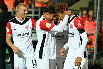Eintracht Frankfurt jubelt über den Einzug in die zweite Runde des DFB-Pokals.