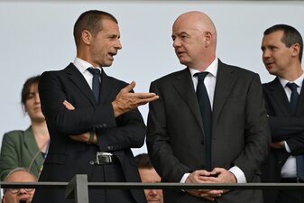 Die beiden Verbände UEFA und FIFA und deren Präsdienten sind hauptverantwortlich für internationale Wettbewerbe. Die beiden Verbände UEFA und FIFA und deren Präsdienten sind hauptverantwortlich für internationale Wettbewerbe.