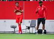 Auf Distanz zueinander: Leon Goretzka (l) und Trainer Vincent Kompany.