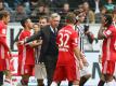 Münchens Trainer Carlo Ancelotti (M) schickt seine Spieler nach einer Rangelei wieder an die Arbeit. Foto: Frank Rumpenhorst