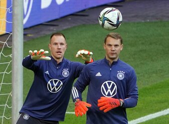 Kann Marc-André ter Stegen (l) Manuel Neuer als Nummer eins im DFB-Tor beerben? Kann Marc-André ter Stegen (l) Manuel Neuer als Nummer eins im DFB-Tor beerben?