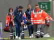 Sanitäter tragen Breel Embolo vom FC Schalke 04 verletzt vom Spielfeld. Foto: Stefan Puchner