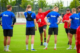 Der Aufstiegsmacher: Holstein Kiels Trainer Marcel Rapp. Der Aufstiegsmacher: Holstein Kiels Trainer Marcel Rapp.