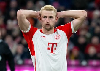 Laut einem Medienbericht sollte Matthijs de Ligt nach dem Willen von Neu-Coach Kompany unbedingt bei Bayern gehalten werden. Laut einem Medienbericht sollte Matthijs de Ligt nach dem Willen von Neu-Coach Kompany unbedingt bei Bayern gehalten werden.