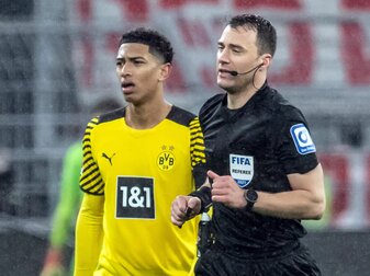 Felix Zwayer (r) peifft erstmals seit über zweieinhalb Jahren wieder ein BVB-Spiel. Felix Zwayer (r) peifft erstmals seit über zweieinhalb Jahren wieder ein BVB-Spiel.