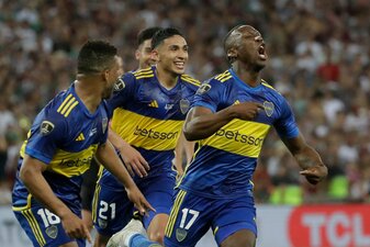 Luis Advincula von den Boca Juniors flog nach nur wenigen Sekunden vom Platz. Luis Advincula von den Boca Juniors flog nach nur wenigen Sekunden vom Platz.