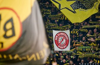Fans von Borussia Dortmund protestieren gegen den Investoren-Einstieg ind er DFL. Fans von Borussia Dortmund protestieren gegen den Investoren-Einstieg ind er DFL.