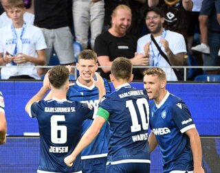 Andrin Hunziker (2. v. l.) führte den Karlsruher SC zu einem hart erkämpften Sieg gegen die SV Elversberg. Andrin Hunziker (2. v. l.) führte den Karlsruher SC zu einem hart erkämpften Sieg gegen die SV Elversberg.